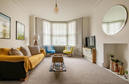 Hove Apartment | Beautiful, central, 3 min walk from beach, 2 King doubles