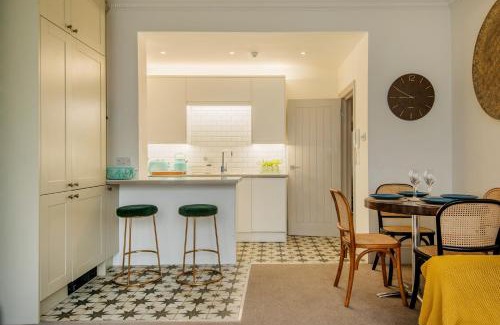 Hove Apartment | Beautiful, central, 3 min walk from beach, 2 King doubles