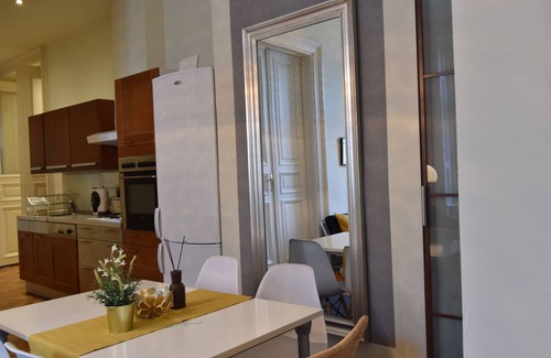 Terezvaros Condo | Beautiful central 9 bedroom/4 bathroom