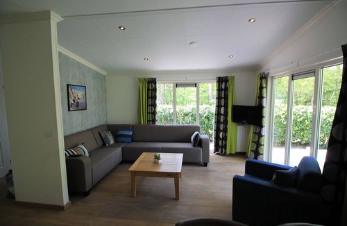 De Bult Ski Chalet | Beautiful chalet with terrace on the pond