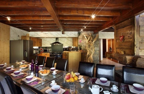Les Bruyeres Ski Chalet | Beautiful chalet -central Les Menuires - Jacuzzi-sauna-hammam and cinema room