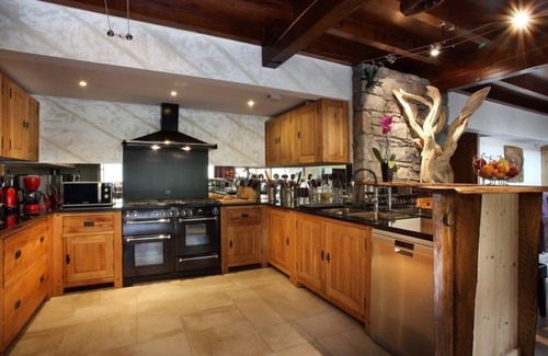 Les Bruyeres Ski Chalet | Beautiful chalet -central Les Menuires - Jacuzzi-sauna-hammam and cinema room