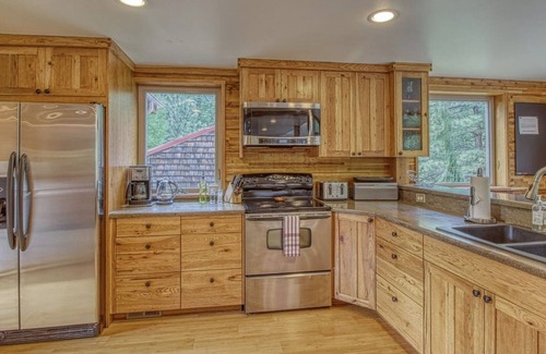 Leavenworth House | Beautiful Chalet with a Picturesque View of Nason Ridge