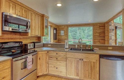 Leavenworth House | Beautiful Chalet with a Picturesque View of Nason Ridge