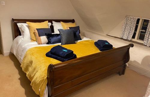 Netheravon House | Beautiful Character Thatched Pet Friendly House
