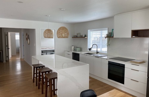 Red Beach House | Beautiful coastal Bungalow, 200m flat walk to the beach