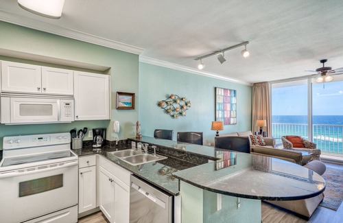 Panama City Beach Resort | Beautiful Condo! Low 6th floor ~ Labor Day Weekend open!