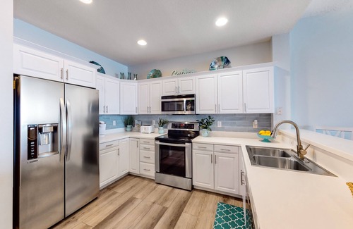 Clearwater Beach Condo | Beautiful condo minutes form beach with WiFi, AC, and pool - One dog OK