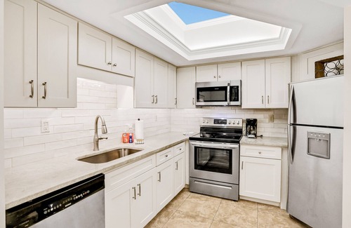 American Beach Condo | Beautiful Condo with Gorgeous Ocean Views from Balcony + Shared Pool & Free WiFi
