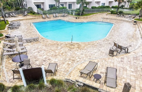 American Beach Condo | Beautiful Condo with Gorgeous Ocean Views from Balcony + Shared Pool & Free WiFi