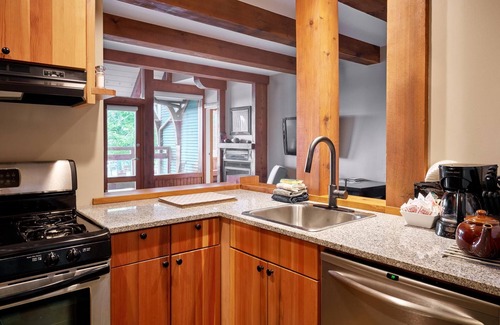 Ucluelet Apartment | Beautiful Condo in a Great Location, Oceanfront Complex - OE