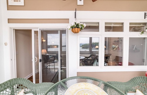 Huddleston Condo | Beautiful condo lakefront beautiful views, relaxing times what else do you need?