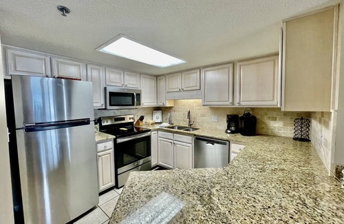Ono Island Condo | Beautiful Condo on the 10th Floor with Awesome Views & Parking Garage Access!