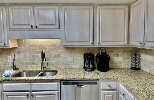 Ono Island Condo | Beautiful Condo on the 10th Floor with Awesome Views & Parking Garage Access!
