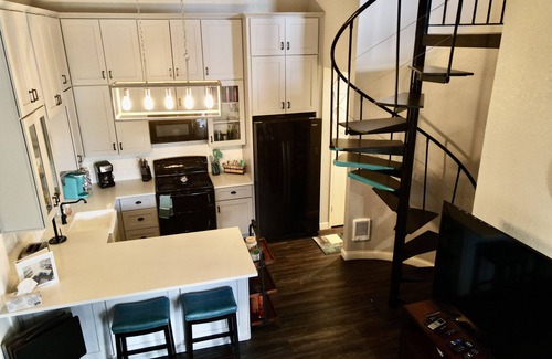 Show Low Condo | Beautiful Condo Upstairs 2BD/2BA - Travel Nurses by Hospital - W/D in unit!