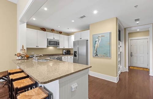 Santa Rosa Beach Condo | BEAUTIFUL CONDO ON 30A FOR 6, ONLY 1 BLOCK TO PRIVATE BEACH ACCESS! POOLS & LAKE