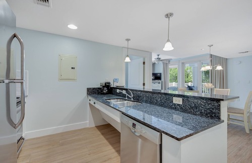 Baytowne Wharf Condo | Beautiful condo w/shared pool & hot tub, private W/D - near the beach