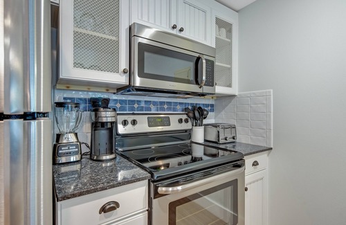 Baytowne Wharf Condo | Beautiful condo w/shared pool & hot tub, private W/D - near the beach