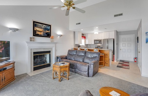 Lake of the Ozarks House | Beautiful Condo with Main Channel View Sleeps 8
