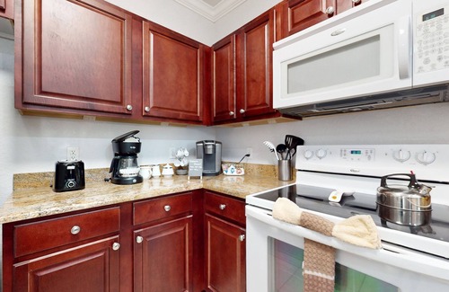 Four Corners Condo | Beautiful condo with pool, hot tub, fitness area, central AC & washer/dryer
