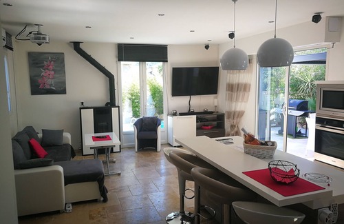 Les Arcs-sur-Argens Villa | Beautiful contemporary villa close to azure and lake