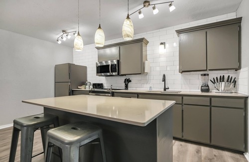 Lawton Apartment | Beautiful Contemporary Suite #04