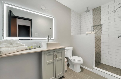 Lawton Apartment | Beautiful Contemporary Suite #04