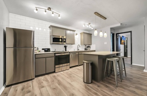 Lawton Apartment | Beautiful Contemporary Suite #12