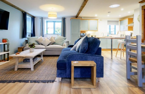 Falmouth Cottage | Beautiful Cornish cottage with shared pool/hot tub nr Falmouth/Helford