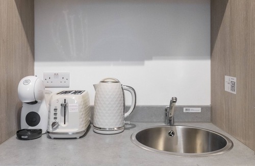 Whittington Apartment | Beautiful-Cosy-King sized bed Flat