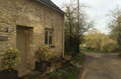 Eastleach Cottage | Beautiful Cotswold Cottage with lovely river walks straight from the front door