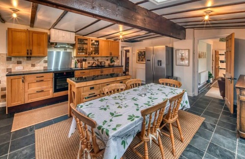 Pill House | Beautiful Cottage 10 Minutes Drive to Clifton