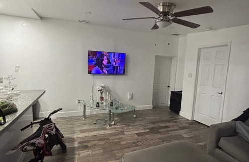 Hialeah Apartment | Beautiful cottage 2 bedroom apartment with AC in vibrant Hialeah
