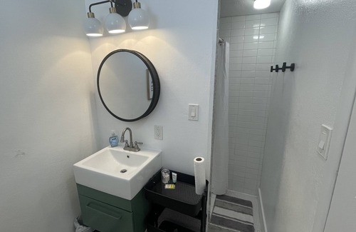 Alhambra Cottage | Beautiful Cottage at 37th Ave near GCU!