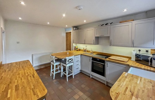 Cauldon Low House | Beautiful Cottage in Heart Of Peak District Village Close to Amenities