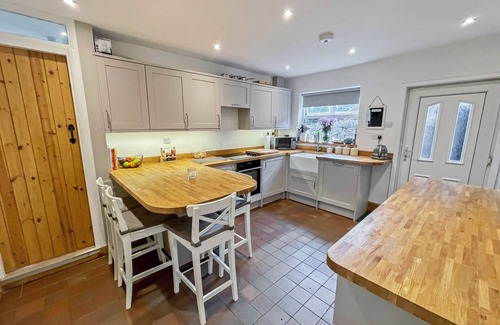 Cauldon Low House | Beautiful Cottage in Heart Of Peak District Village Close to Amenities