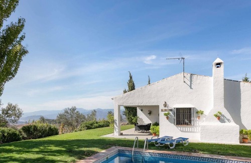 La Joya Cottage | Beautiful Cottage in La Joya with Private Swimming Pool