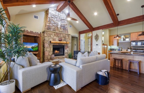 Leander Cottage | Beautiful Cottage in Hollows Resort - Pools, Restaurant, Fitness, Pickle Ball, Hill Country Views