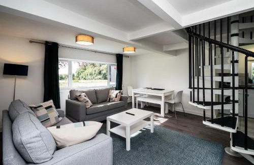 Upper Dicker House | Beautiful Cottage with Tennis Court and Hot Tub