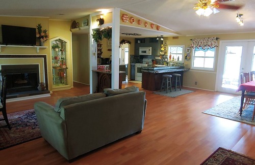 Keystone House | Beautiful Country Setting on Private Fishing Pond, Fishing Rods Boat included!