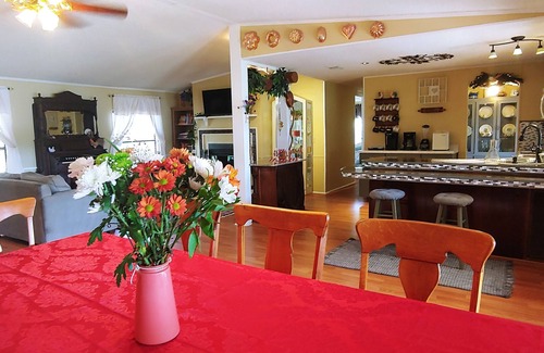 Keystone House | Beautiful Country Setting on Private Fishing Pond, Fishing Rods Boat included!