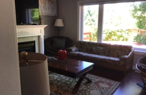 Collingwood House | BEAUTIFUL Cozy 5BDRM House - only 3 minute drive to Blue Mountain