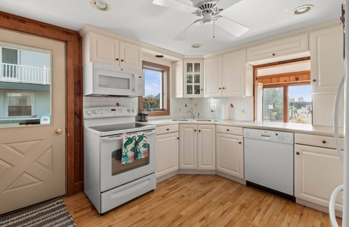 Bonnet Shores House | Beautiful Cozy Beach Cottage right across the street from Kelly Beach