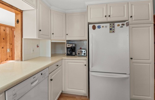 Bonnet Shores House | Beautiful Cozy Beach Cottage right across the street from Kelly Beach