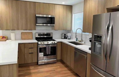 Los Angeles House | Beautiful & Cozy LA Retreat near SoFi, LAX, Hollywood and Beaches