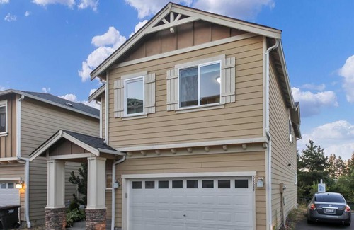 Holly Villa | Beautiful craftsman style 4BDs, 2.5Baths Townhome