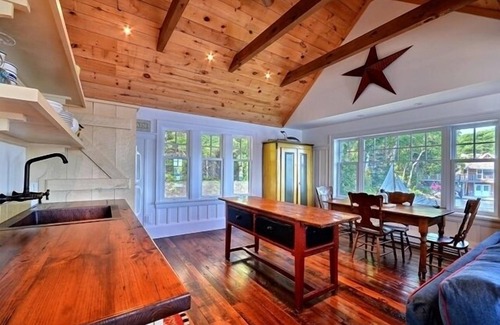 Utterson Cottage | Beautiful Custom Built Muskoka Boathouse!