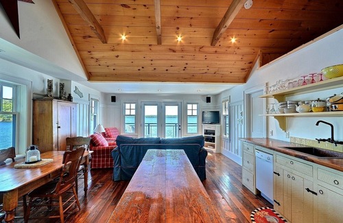 Utterson Cottage | Beautiful Custom Built Muskoka Boathouse!