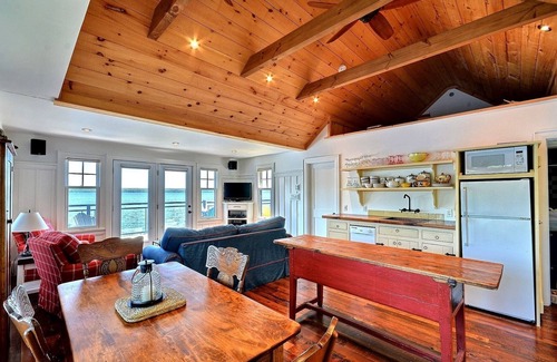 Utterson Cottage | Beautiful Custom Built Muskoka Boathouse!