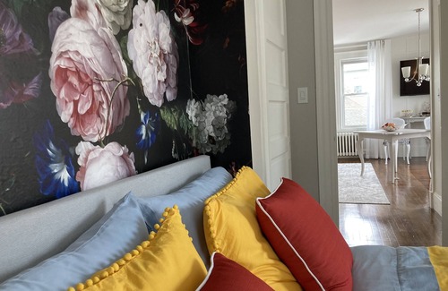 Quincy Apartment | Beautiful Designer Curated Apartment mins walk to Beach & Subway